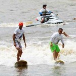 Surfer bereiten sich auf „Pororoca“ der Flüsse Amazoniens vor